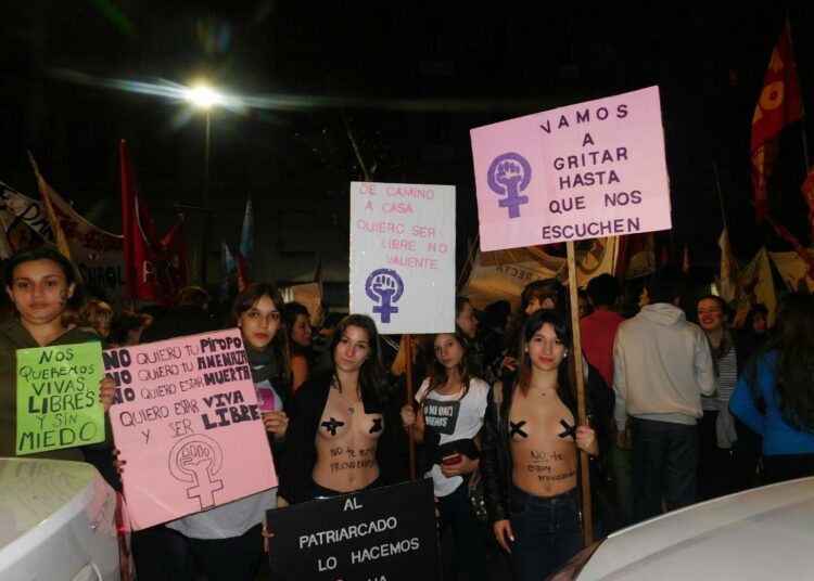 Argentiinan pääkaupungissa Buenos Airesissa 3. kesäkuuta järjestetylle marssille naisiin kohdistuvaa väkivaltaa vastaan osallistui tänä vuonna paljon nuoria.