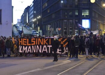 Helsinki ilman natseja -mielenosoitus on vastalause samana päivänä järjestettäville Kohti vapautta -mielenosoitukselle ja 612-kulkueelle, joiden molempien taustajoukoissa on PVL:n aktiiveja. Kuva vuodelta 2016.