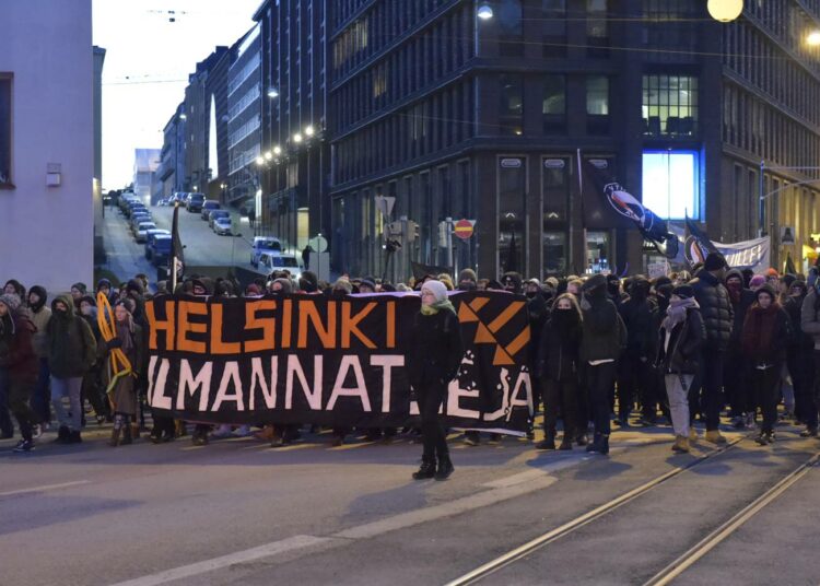 Helsinki ilman natseja -mielenosoitus on vastalause samana päivänä järjestettäville Kohti vapautta -mielenosoitukselle ja 612-kulkueelle, joiden molempien taustajoukoissa on PVL:n aktiiveja. Kuva vuodelta 2016.