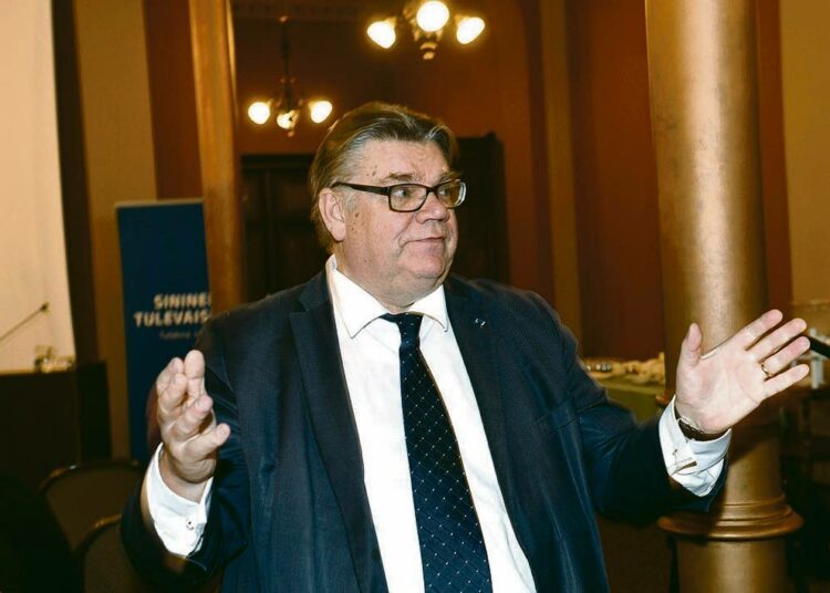 Timo Soini levitteli käsiään sinisten tammikokouksessa Säätytalolla.