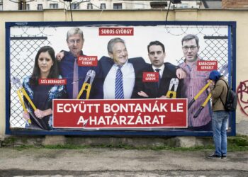 Fideszin vaalijulisteessa George Soros ja oppositiopoliitikot hajottavat raja-aitaa.