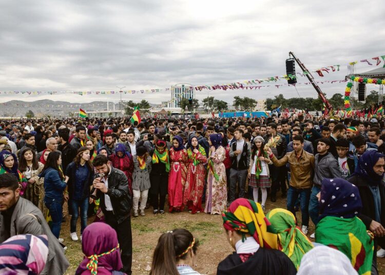 Tuhansia kurdeja kokoontui keväällä Turkissa, lähellä Syyrian rajaa sijaitsevan Sanliurfan kaupungin puistoon juhlimaan newrozia, kurdien uutta vuotta.