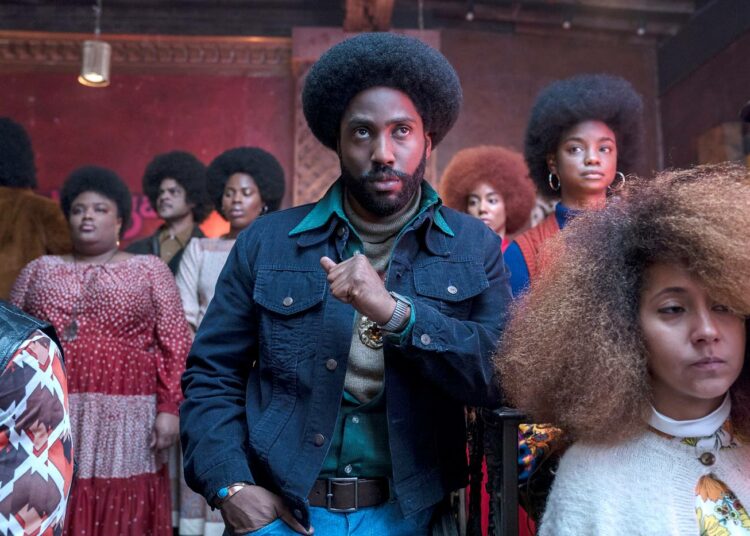 BlacKkKlansman on kuin valitut palat rasismin yhdysvaltalaisesta (lähi)historiasta.