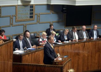 Suomalaisten eduskuntapuolueiden naisjärjestöt vaativat tasa-arvon nostamista turvallisuuspolitiikan keskiöön. Kuva ministeriaitiosta täysistunnon aikaan.