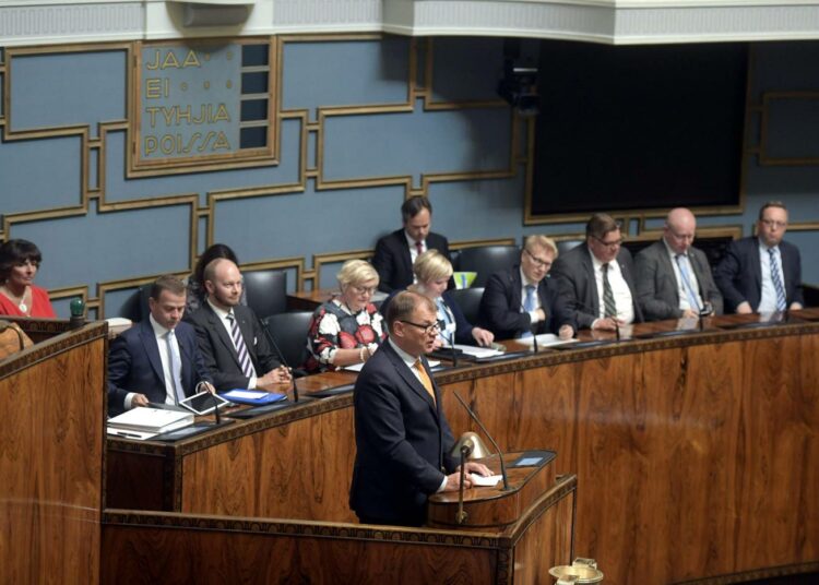 Suomalaisten eduskuntapuolueiden naisjärjestöt vaativat tasa-arvon nostamista turvallisuuspolitiikan keskiöön. Kuva ministeriaitiosta täysistunnon aikaan.
