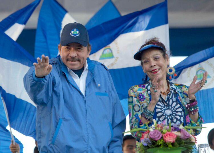 Nicaraguan presidentti Daniel Ortega ja hänen puolisonsa, varapresidentti Rosario Murillo puhuivat kannattajilleen syyskuussa mielenosoitusten väkivaltaisen tukahduttamisen jälkeen.