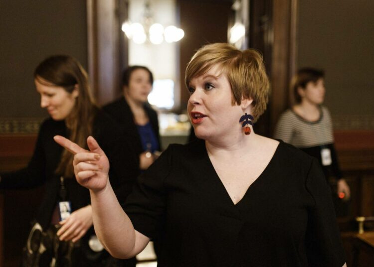 Perhe- ja peruspalveluministeri Annika Saarikko järjesti perjantaina hoivapalveluyrityksiä, ammattiliittoja, kuntien edustajia ja valvontaviranomaisia koskevan kokouksen, jossa neuvoteltiin laadukkaiden vanhuspalveluiden varmistamisesta.