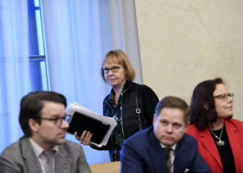 Perustuslakivaliokunnan jäsenet esittelivät sote-lausunnon.