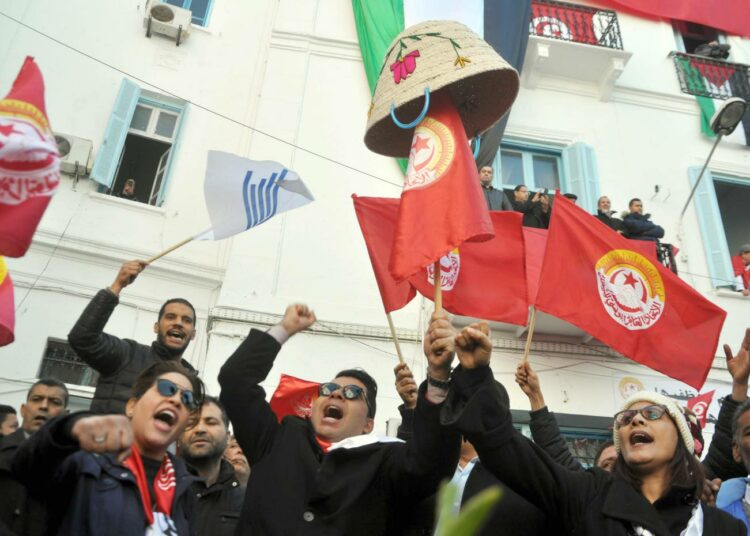 Työttömyys, lama ja nuoren demokratian hauraus ovat yhä Tunisian ongelmina. Tammikuussa maassa oli julkisen sektorin yleislakko.