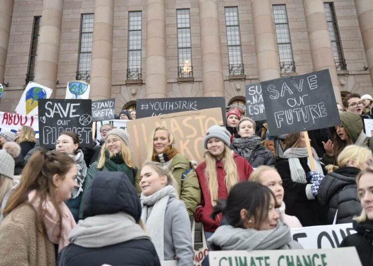 Koululaiset osoittivat mieltään ilmastonmuutosta vastaan eduskuntatalon edustalla Helsingissä 11. tammikuuta. Tällä viikolla on uusi ilmastolakko.