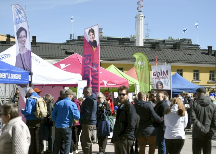 Eurovaaliehdokkaat kampanjoivat Eurooppa-päivän juhlissa Helsingissä.