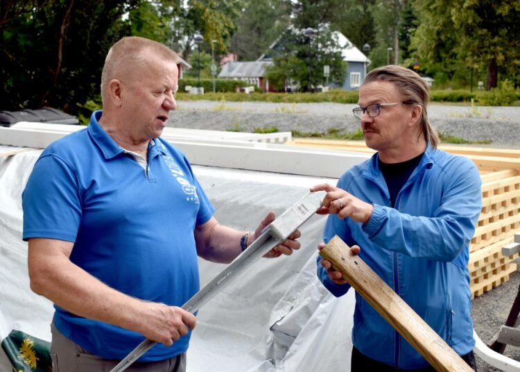 Iisalmen Työvoimayhdistyksen toiminnanjohtaja Lauri Nissinen (vas.) ja puheenjohtaja Risto Liimatta kannustavat ja auttavat mielellään muita.