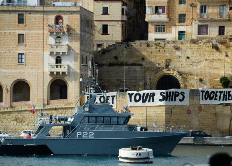 Maltan rannikkovartioston vene peittää osittain mielenosoittajien kyltin, jossa lukee "EU Get Your Ships Together". Italia, Malta, Saksa ja Italia sopivat alustavasti syyskuussa Maltalla, miten Välimereltä pelastettuja ihmisiä jaetaan maiden kesken. Nyt sopimukseen yritetään saada mukaan lisää maita.