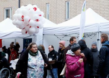 Asunnottomien yön Helsingin päätapahtuma järjestetään tänä vuonna Kansallismuseosta tulevana verkkolähetyksenä. Kuva viime vuoden tapahtumasta Sörnäisistä.