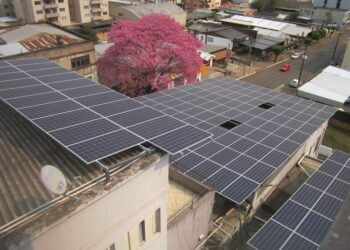 Brasilian eteläisen Santa Catarinan osavaltion Xanxerên kaupungissa hotelli hyödyntää kattoaan aurinkoenergian tuotantoon ja energiakulujen leikkaamiseen. Minikokoisia aurinkovoimaloita pystytetään myös Amazonin etäisiin pikkukyliin, jotka ovat kaukana sähköverkosta.