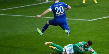 Schalken Sead Kolašinac väistää Werder Bremenin Theodor Gebre Selassien taklauksen viime viikon lauantain ottelussa.