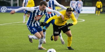 Veikkausliigan kärjessä nähtäneen tälläkin kaudella HJK ja KuPS. Kuvassa HJK:n Janne Saksela kamppailemassa KuPS:n Montilla Daniel Jose Carrillon kanssa kauden avausottelussa.