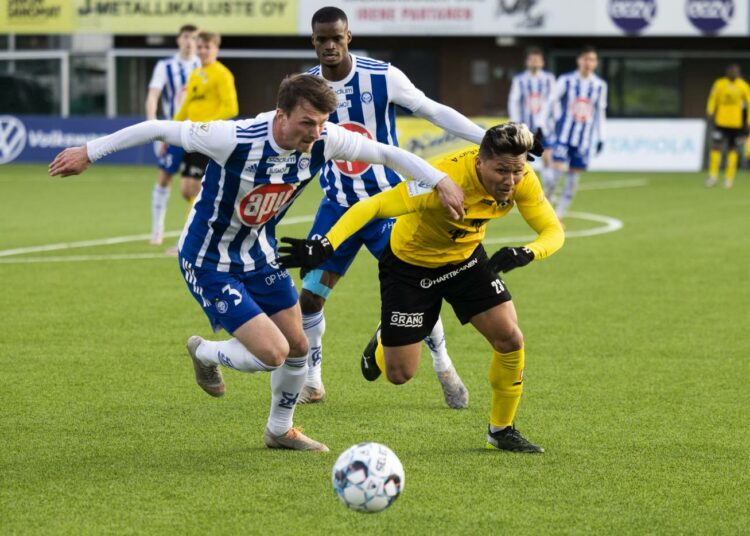 Veikkausliigan kärjessä nähtäneen tälläkin kaudella HJK ja KuPS. Kuvassa HJK:n Janne Saksela kamppailemassa KuPS:n Montilla Daniel Jose Carrillon kanssa kauden avausottelussa.