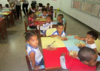 Koulujen koronasulku on pahentanut lasten aliravitsemusta Brasiliassa, kun päivittäinen kouluateria on jäänyt monelta saamatta. Kuvan lapset ruokailivat esikoulussa Vitorian kaupungissa keväällä 2017.