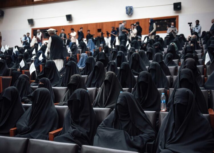 Taleban esitteli toimittajille naisten koulutusta syyskuussa. Teknillisen korkeakouluun luokkaan saapui kymmenittäin huntuihin ja kaapuihin pukeutuneita naisia.