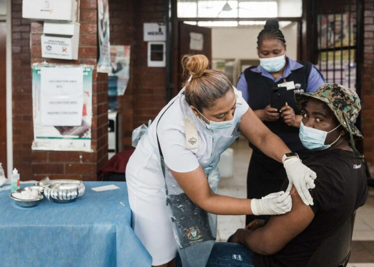 Mies rokotettavana kansallisena rokotuspäivänä Etelä-Afrikassa.