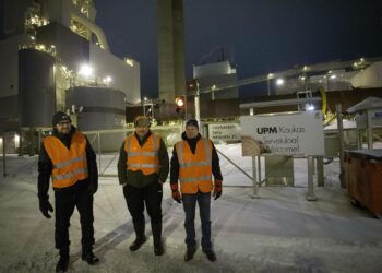 Janne Hyvönen (vas.), Juha Marttila ja pääluottamusmies Kari Rikkilä toimivat lakkovahteina UPM:n Kaukaan tehtaalla Lappeenrannassa aikaisin uudenvuoden aamuna 1. tammikuuta 2022.