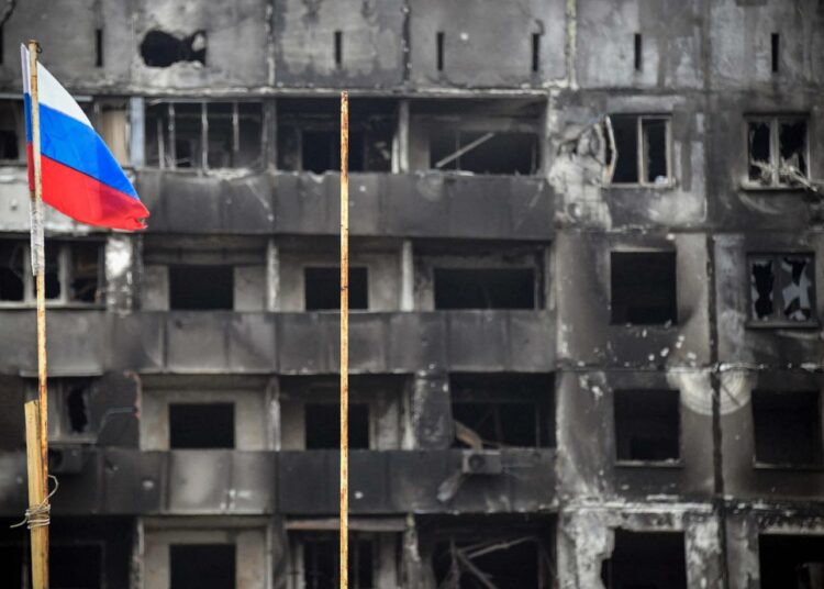 Venäjän lippu tuhotussa Mariupolissa.
