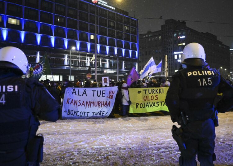 Helsingin poliisi kielsi kurdiliput itsenäisyyspäivän mielenosoituksessa.