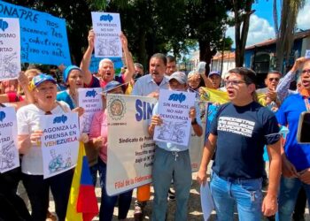 Media-alan ammattiliiton (SNTP) jäsenet ovat osoittaneet Venezuelassa mieltään radioasemien sulkemisia vastaan. Kylteissä julistetaan muun muassa, että ilman medioita ei ole demokratiaa.