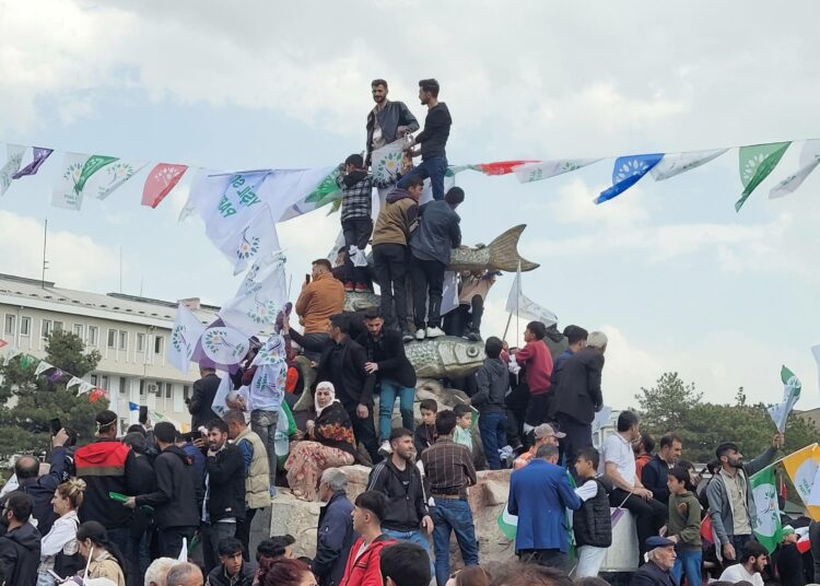 YSP-puolueen kampanjatilaisuus Vanin keskustassa veti puoleensa runsaasti osallistujia.