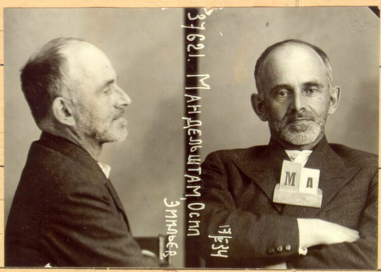 Runoilija Osip Mandelštam vankilakuvassa vuonna 1934.