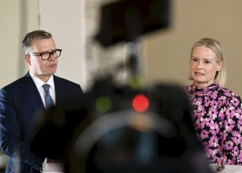 Pääministeri Petteri Orpo (vas.) ja valtiovarainministeri Riikka Purra (oik.) ajavat Suomeen velkajarrua.