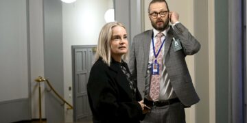 Valtiovarainministeriön arviot leikkausten kielteisistä vaikutuksista puhuttavat. Kuvassa valtiovarainministeri Riikka Purra ja ministeriön budjettipäällikkö Mika Niemelä.