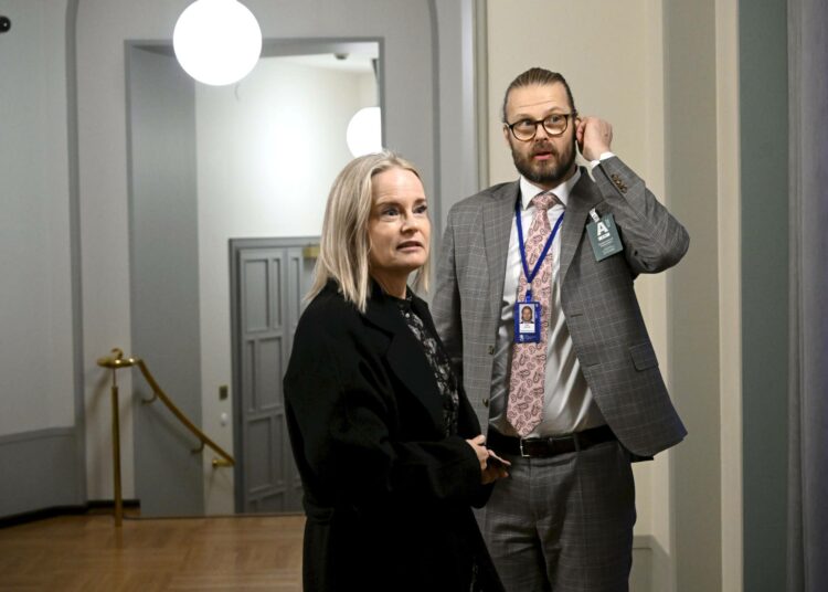 Valtiovarainministeriön arviot leikkausten kielteisistä vaikutuksista puhuttavat. Kuvassa valtiovarainministeri Riikka Purra ja ministeriön budjettipäällikkö Mika Niemelä.