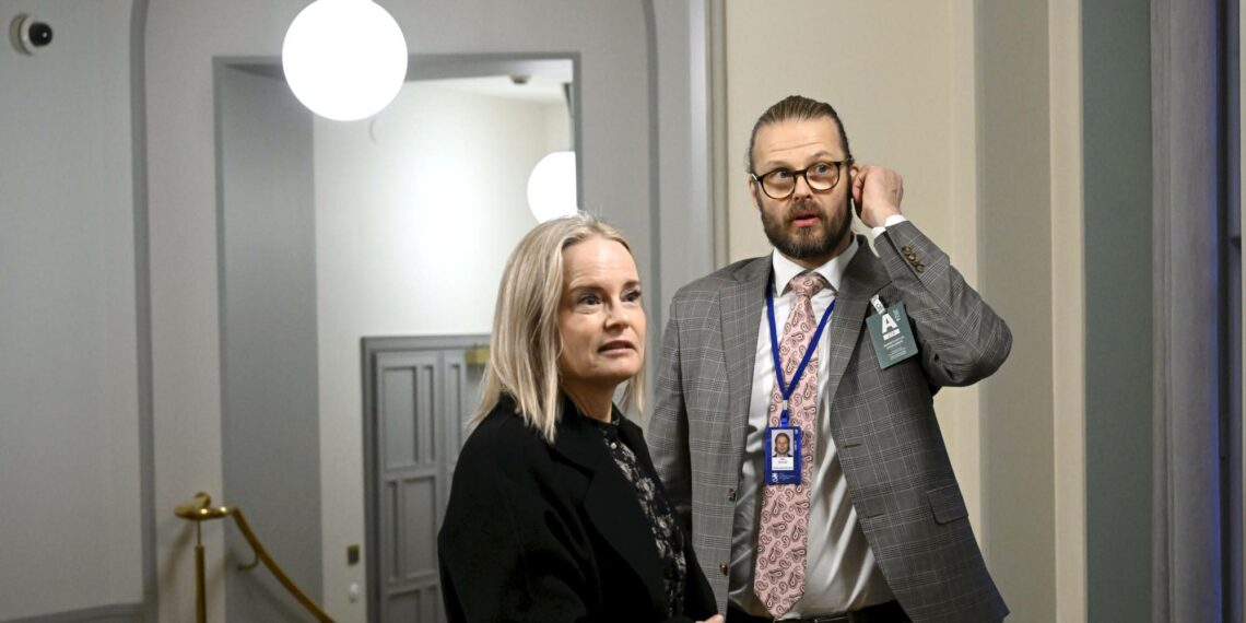 Valtiovarainministeriön arviot leikkausten kielteisistä vaikutuksista puhuttavat. Kuvassa valtiovarainministeri Riikka Purra ja ministeriön budjettipäällikkö Mika Niemelä.