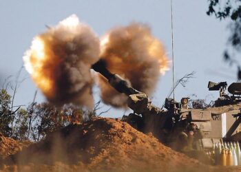 Israelin tykistö ampumassa tiistaina Gazan alueen laidalla.