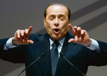 Pääministeri Silvio Berlusconin mukaan häntä vastaan haudotaan vallankaappaussuunnitelmia.