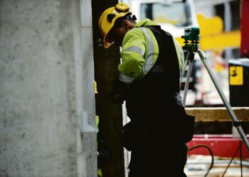 Vasemmistoliiton puheenjohtaja Paavo Arhinmäen mielestä talouden elvytykseen pitäisi varata moninkertainen summa hallituksen esitykseen verrattuna, vaikka se merkitseekin valtiolle suurempaa velanottoa. Esimerkiksi rakentamista pitäisi hänestä elvyttää reippaasti.