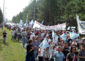 Botnian vastainen marssi suuntaa Argentiinan ja Uruguayn väliselle sillalle.