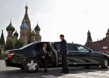 Venäläistutkijan mukaan valtio ja kansalaisyhteiskunta ovat ajautuneet yhä etäämmälle toisistaan. Kuvassa presidentti Dmitri Medvedev nousee virka-autostaan Punaisella torilla.