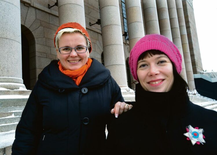 Minna Sirnö ja Tanja Auvinen luottavat naisten yhteistyöhön yli puoluerajojen.