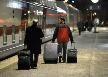 Yöjunaliikenne lopetettiin syksyllä 2006 reiteillä Turku-Joensuu ja Helsinki-Kuopio-Oulu. Kuva on Kemijärvelle lähtevästä yöjunasta.