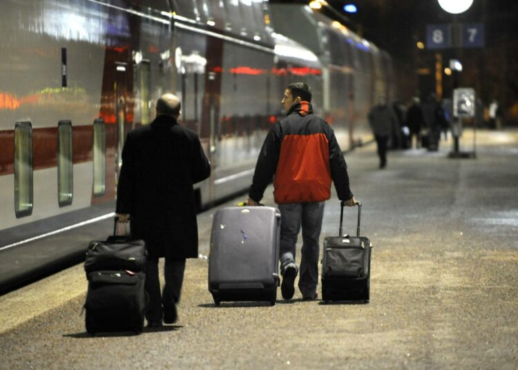 Yöjunaliikenne lopetettiin syksyllä 2006 reiteillä Turku-Joensuu ja Helsinki-Kuopio-Oulu. Kuva on Kemijärvelle lähtevästä yöjunasta.