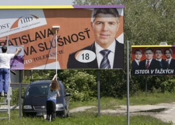 Slovakianunkarilaisten Most-Hid -puolueen vaalimainosta pystytetään Bratislavassa. Most-Hid kilpailee vaaleissa jyrkemmän SMK:n kanssa unkarilaisvähemmistön äänistä.