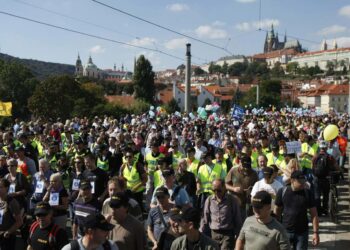 Kymmenettuhannet mielenosoittajat marssivat tiistaina Prahan keskustassa palkkojen alentamista vastustaneessa mielenosoituksessa.