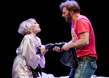 Vauhtia riittää Natalil Lintala ja Tommi Raitolehto esittämässä parisuhteessa.