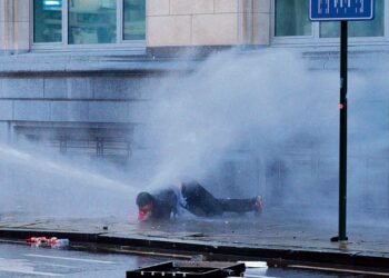 Belgian poliisi käytti Brysselissä vesitykkiä mielenosoittajia vastaan torstaina. Euroopan johtajat ovat kokoontuneet kaupunkiin huippukokoukseen.