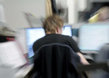 Palkansaajien määrä kasvoi vuodessa 50 000 ihmisellä, mutta yrittäjien ja yrittäjäperheenjäsenten määrä väheni 9 000 henkeä