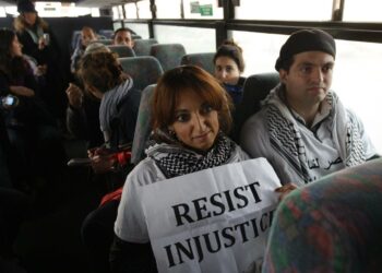 Kaksi palestiinalaista uudisti pari viikkoa sitten Yhdysvaltain kansalaisoikeusliikkeen mielenosoituksen matkustamalla Länsirannalla israelilaisessa bussissa. Vaikka israelilaiset bussit eivät virallisesti ole kiellettyjä palestiinalaisilta, vallitsee käytännössä erottelu, koska bussien reitit kulkevat juutalaisten siirtokuntien kautta, ja niihin pääsy on armeijan määräyksillä kielletty palestiinalaisilta.