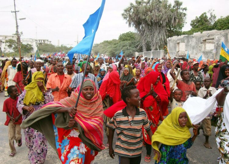 Somalialaisia osoittamassa mieltä al-Shabaabia vastaan viime viikolla Mogadishussa.